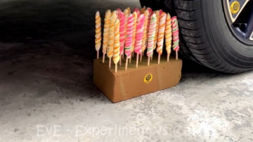 减压实验：牛人把水果、糖果、玩具放在车轮下，好减压，勿模仿