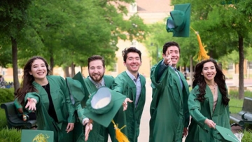 五胞胎兄妹从同一所大学毕业 父亲倍感骄傲