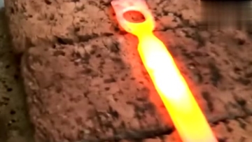 铁匠牛人现场表演钢镶铜的绝活，不懂窍门的话镶上就掉