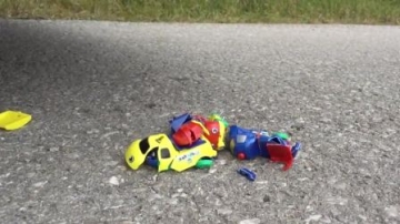 牛人用汽车碾压玩具小火车，真的好减压啊，好过瘾啊