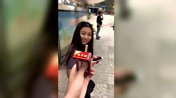 街头恶搞美女大学生，一盒香烟就被迷惑了哈哈