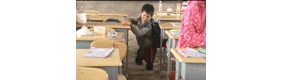 【拍客】无腿少年身残志坚，艰难求学