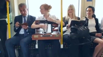 美女地铁恶搞吃早餐 看众人反应