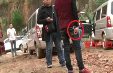 【拍客】实拍记者暗访走私冻肉 遭一群人持刀围攻