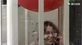 美女街头恶搞男人