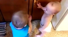 双胞胎萌宝宝一起钻研开橱柜，太可爱！