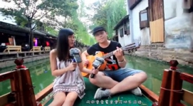 帅哥美女 船头吉他弹唱《漫步人生路》真好听！