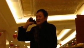 【拍客】网曝陕西一县人大副主任 醉酒粗口辱骂服务员