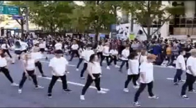 韩国毕业纪念舞蹈，帅哥美女齐上阵，引路人大量围观