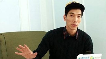 张亮帅气出门机场变秀场 不惧镜头两次打招呼