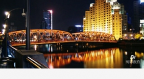 美女在教室跳的舞蹈，让人叫好