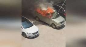 车辆突然起火，司机行为感人