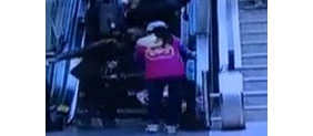 【拍客】春运首日母女被行李砸倒扶梯“咬”住母女手