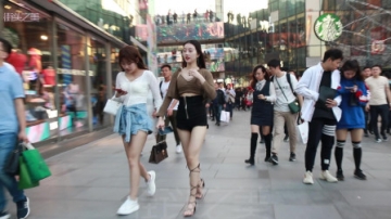 三里屯街拍，美女有很多，一米长腿的很少很少
