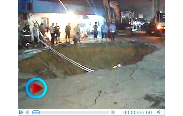 实拍深圳道路突发塌陷 活埋5名路人