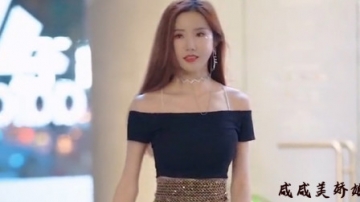 街拍美女，小姐姐也太不小心了，腿带掉了都不知道