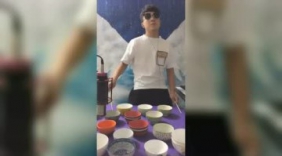 绝活!打碗牛人演奏经典歌曲,兄弟看看民间绝技！