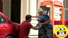 外国街头恶搞路人，这样的电话亭你敢用吗？