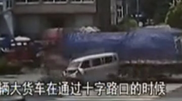 惊险！监拍江苏司机未系安全带 两车相撞直接被甩出车外