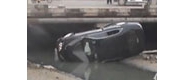 【拍客】疯狂女子撞死老太拖行百米冲入河中