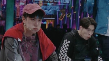 音乐再放一会儿呗！王一博张艺兴即兴跳舞