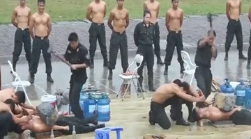 直击越南警校非人地狱式训练 女警用手臂碎砖令人咋舌