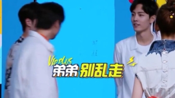 王一博录节目到处乱窜，肖战无奈大喊：别乱走！王一博的反应真逗