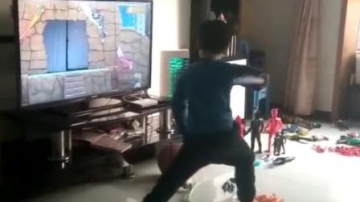 #家有萌娃##熊孩子在模仿奥特曼#互关赞