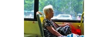 【拍客】老人坐公共汽车理直气壮不买票