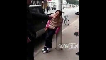 [拍客]小偷偷东西被逮 遭绑电线杆暴打