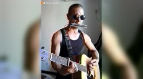 型男多才多艺 口琴吉他样样精通