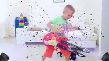 萌娃小可爱们为了吵醒妈妈真是煞费苦心呀！两个小家伙可真顽皮呢！