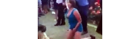美女醉酒摔倒走光遭嘲笑 挥拳怒打围观人群