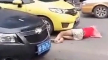 实拍女子选择性碰瓷，惊呆路人