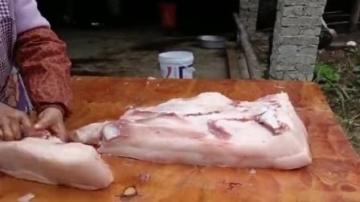广东男子实拍：这样的猪肉很少见了，有的人嫌肥，有的人却抢着买！