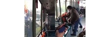 【拍客】两男子砸烂公交车玻璃暴打司机
