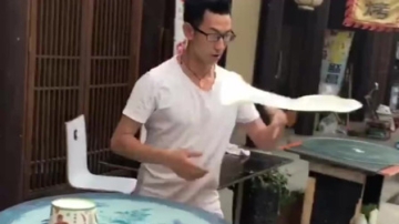 高手在民间，正宗的国产飞饼，小伙这技术哪里会比印度的差！