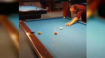 真绝活！牛人拿硬币当母球打 红球精确落袋