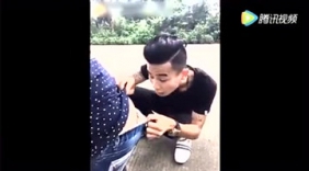 熊孩子恶搞大人，受不了！