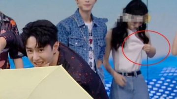 王一博在前面表演，赵丽颖却偷偷整理自己的衣服，女明星真难