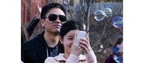 实拍奶茶妹妹刘强东美国约会 街头紧紧拥抱