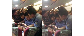 【拍客】男子不满航班延误殴打空姐 遇警察后耍赖