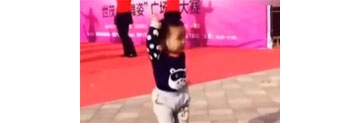 【拍客】最会跳广场舞的萌娃 肯定是奶奶带大的！