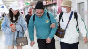 杜海涛沈梦辰热聊笑到眯眼 搂男助理缓解尴尬