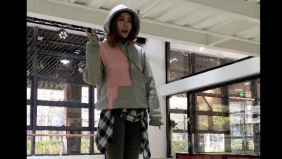 今天换个美女老师给你们教舞蹈