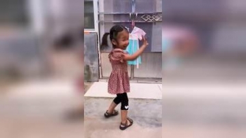 童年趣事：萌娃后面的小裙子是你的吗