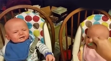 双胞胎拼哭挣吃，我饿我饿先喂我！