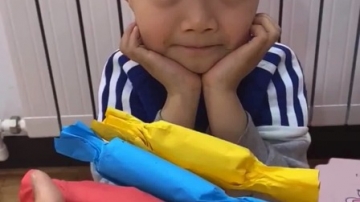 搞笑萌娃：凯凯对妈妈真好