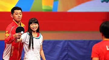 张继科手把手教香港女孩打球 观众尖叫不断