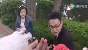 疯狂恶搞！朝路人壮汉警察喷番茄酱